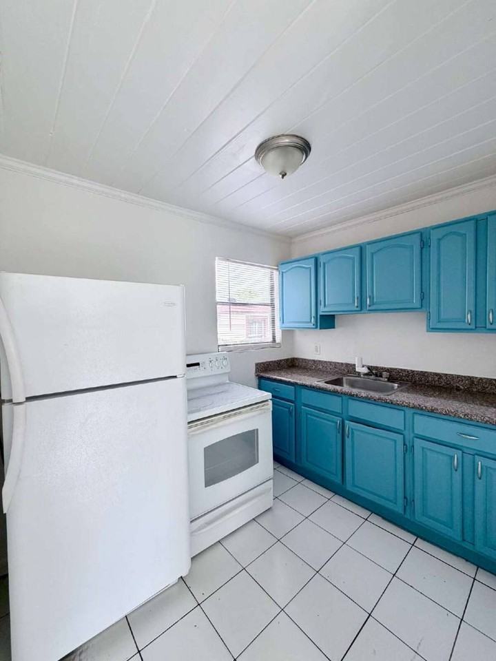 1409 W 33rd St #2 - Photo 4 of 10