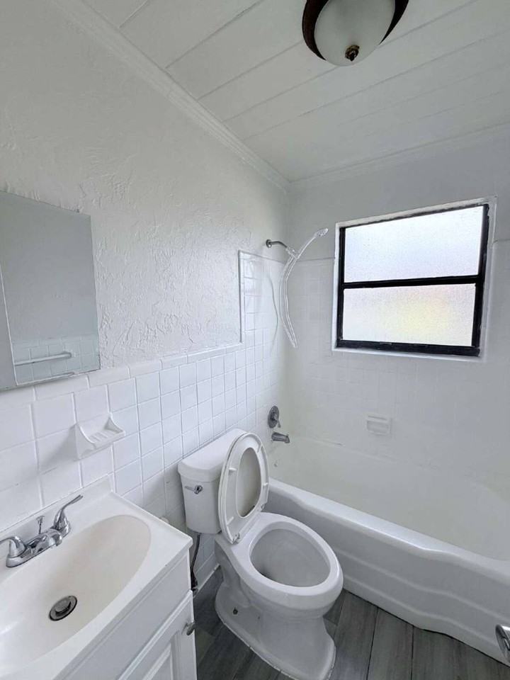 1409 W 33rd St #2 - Photo 5 of 10
