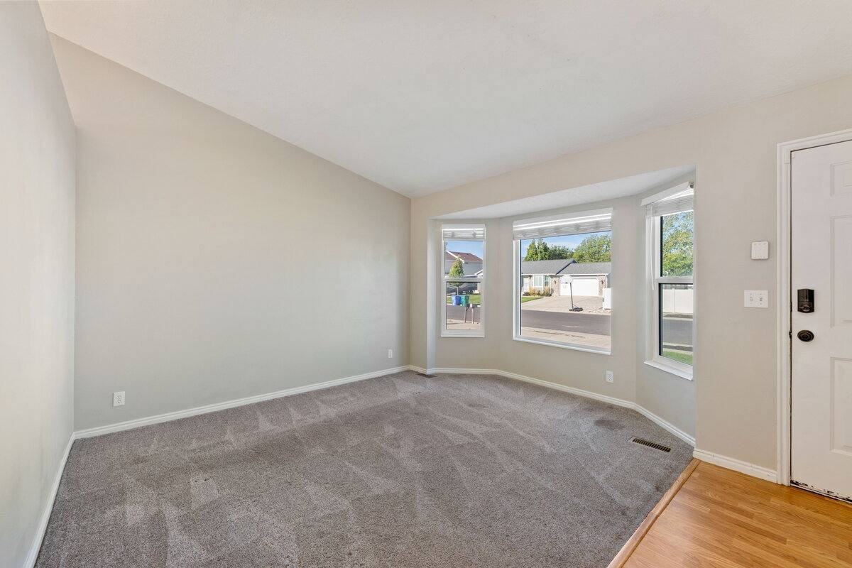 13755 S Homestead Ln - Photo 2 of 10
