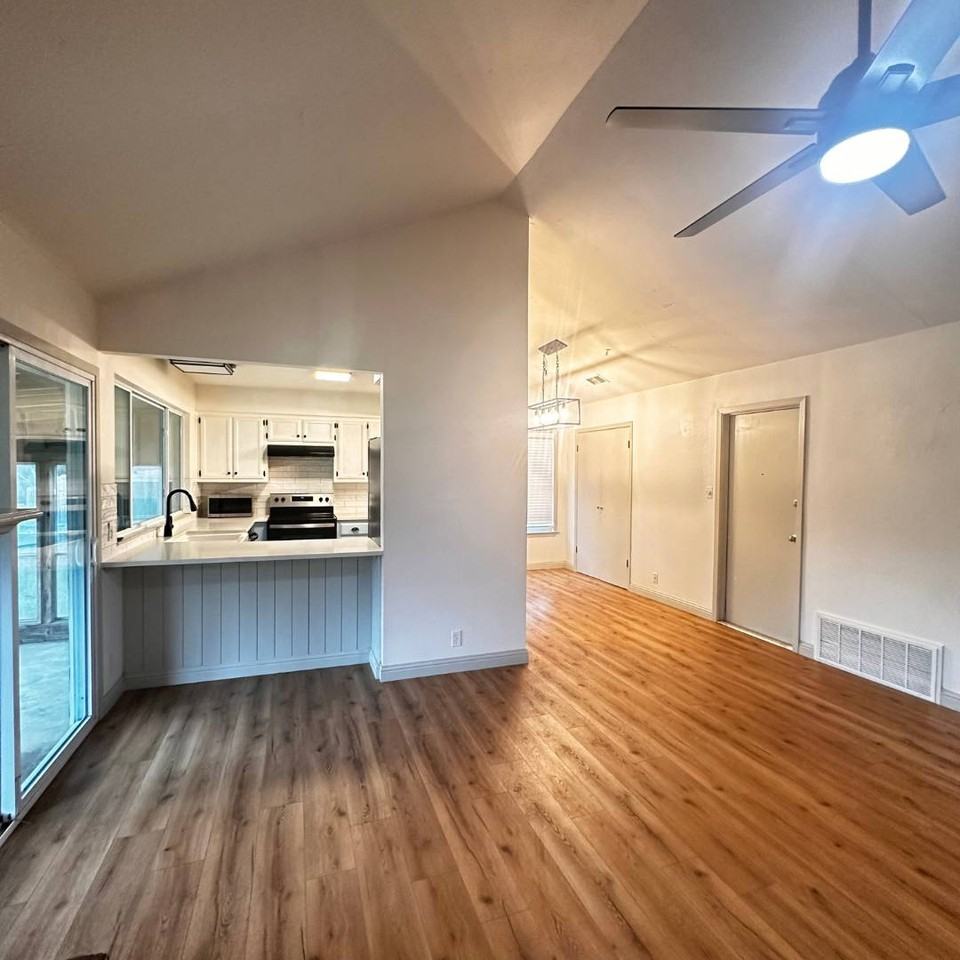 504 Splitrock - Photo 3 of 13