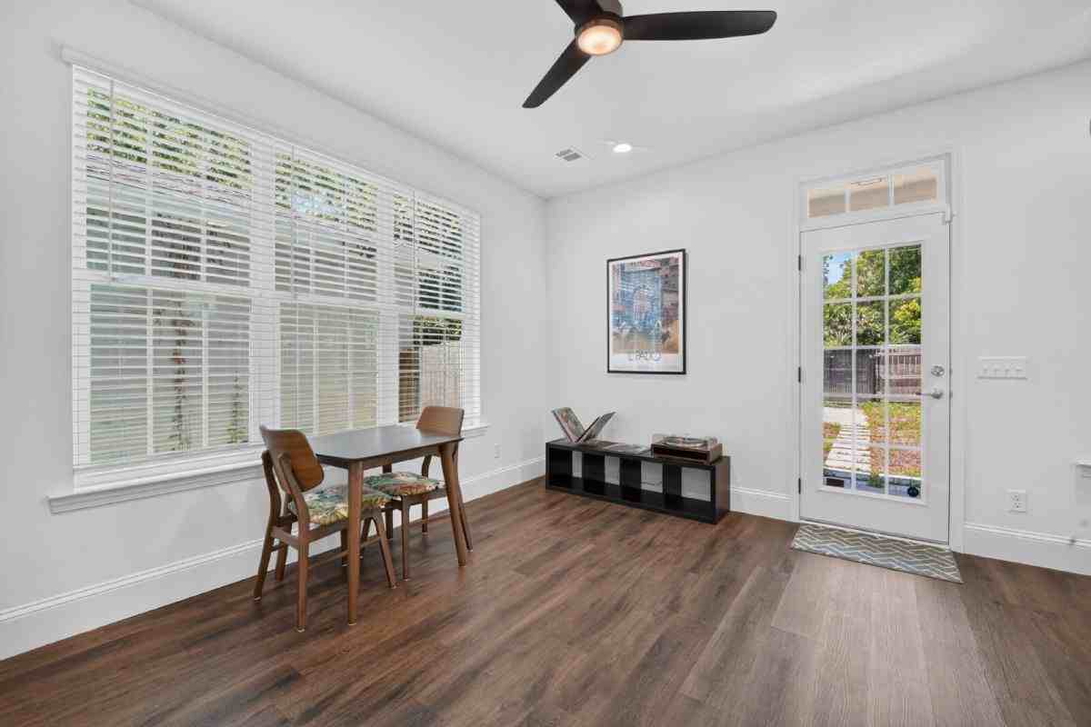 706 W 44th St - Photo 3 of 10