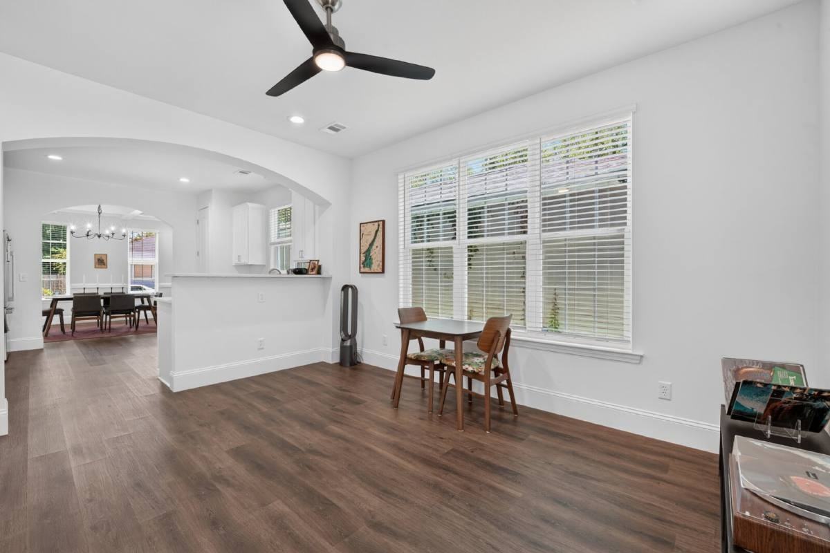 706 W 44th St - Photo 4 of 10