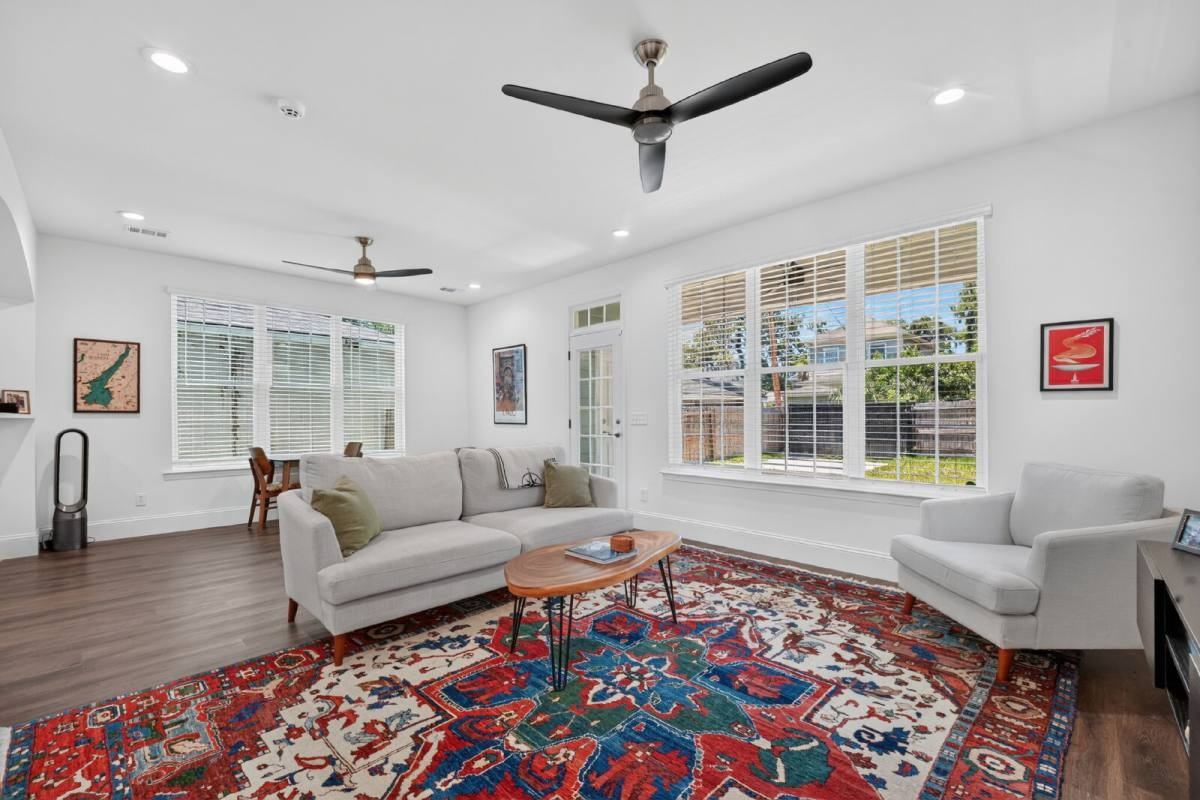 706 W 44th St - Photo 5 of 10