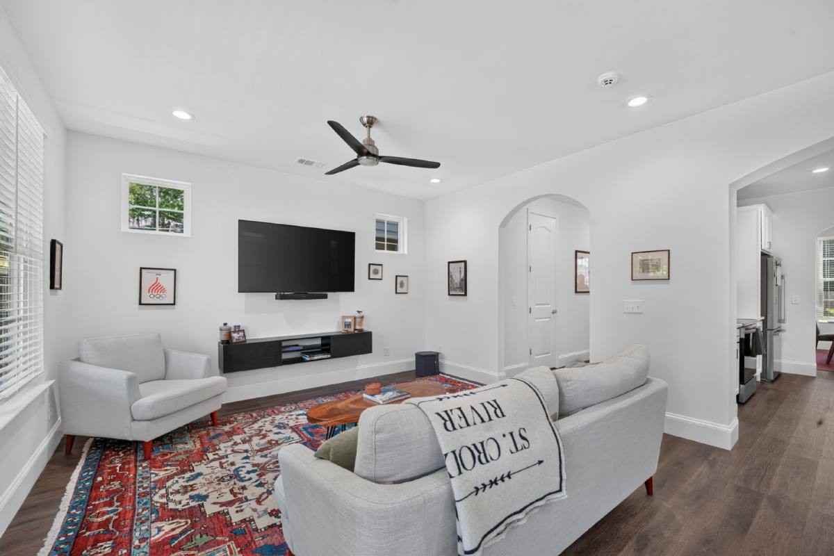 706 W 44th St - Photo 6 of 10