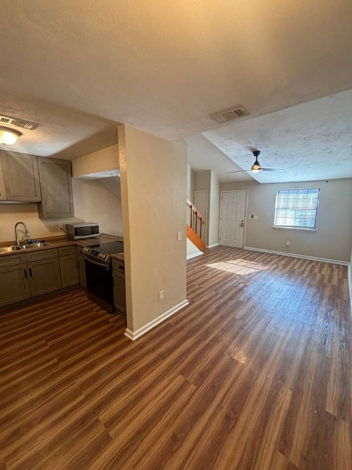 1816 Jackson Bluff Rd #C - Photo 3 of 10