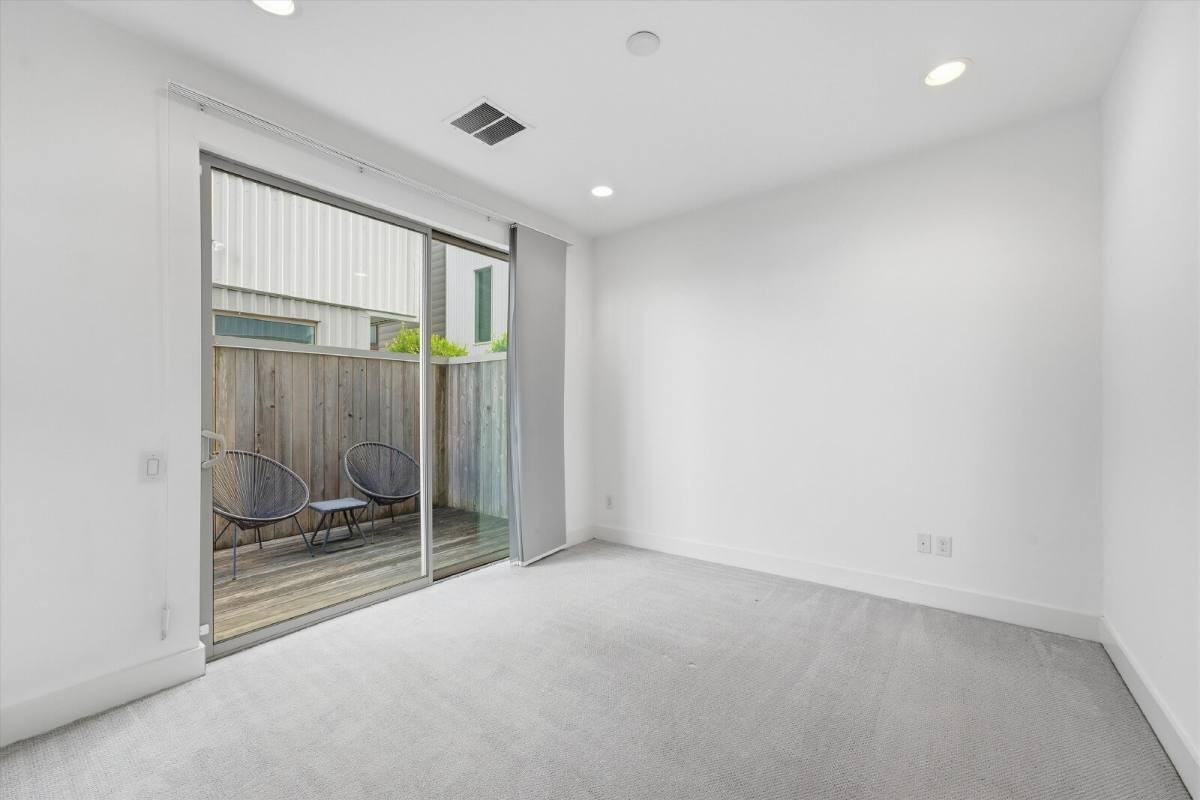 1155 W 17th St - Photo 4 of 20