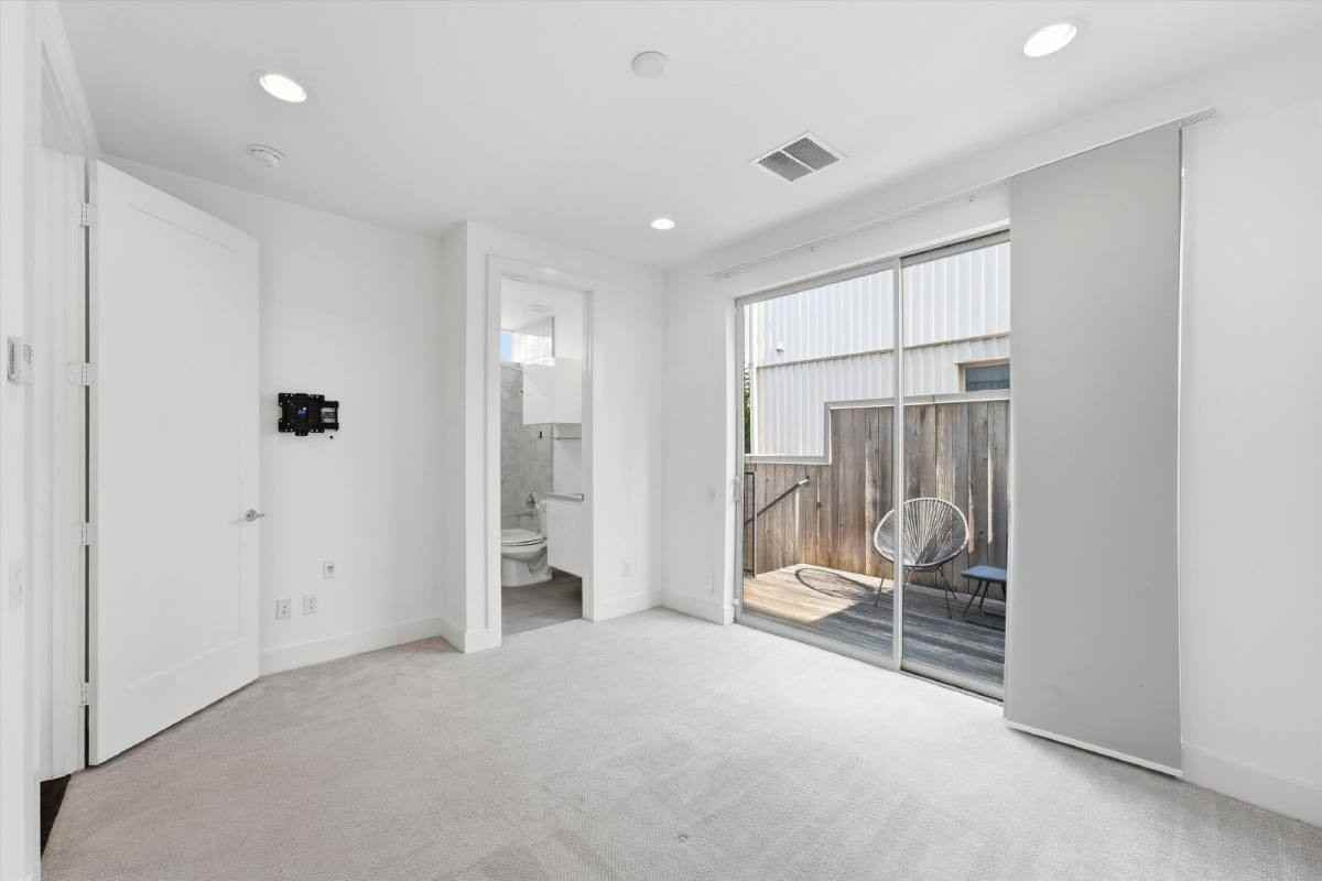 1155 W 17th St - Photo 5 of 20