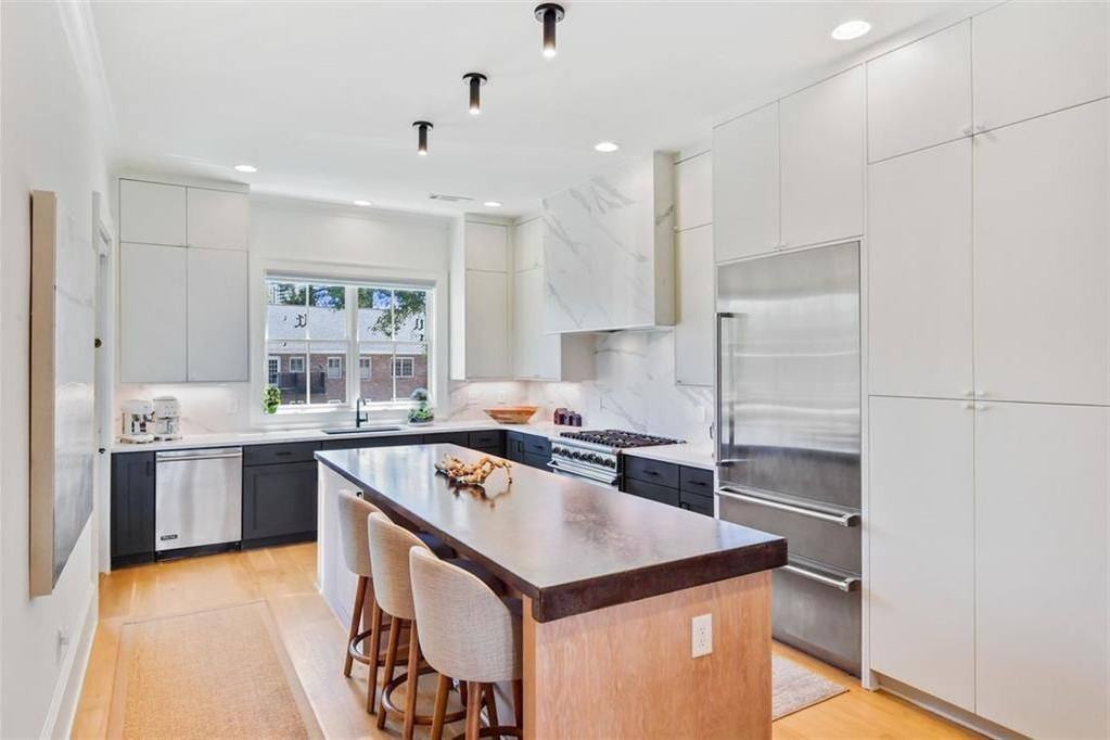 3667 Peachtree Rd Ne - Photo 4 of 10