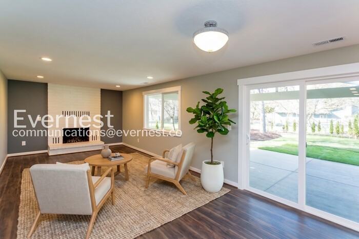 2259 Ne Thomas St - Photo 4 of 25