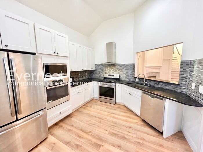 8701 Falls Rd - Photo 4 of 28