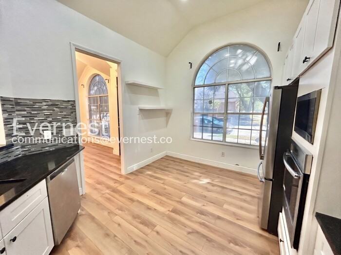8701 Falls Rd - Photo 5 of 28