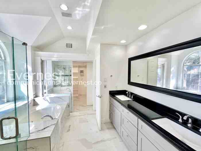 8701 Falls Rd - Photo 7 of 28
