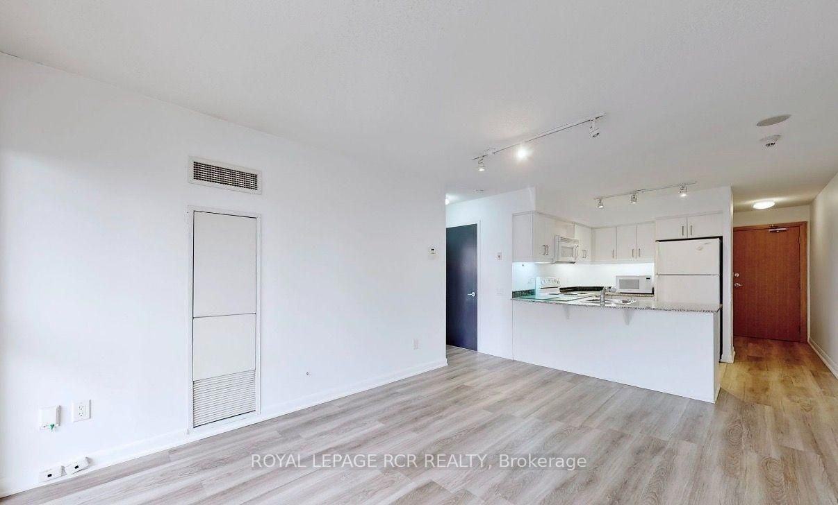 33 Sheppard Avenue East #901