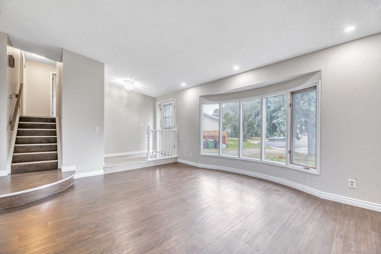 64 Castledale Cres Ne - Photo 2 of 15