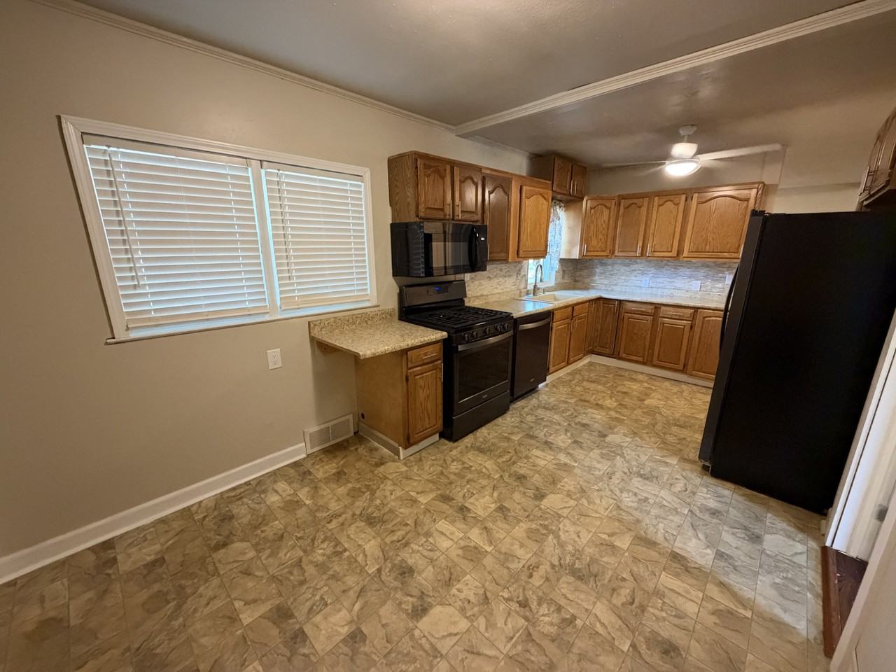 2401 Maple St #NA - Photo 7 of 19