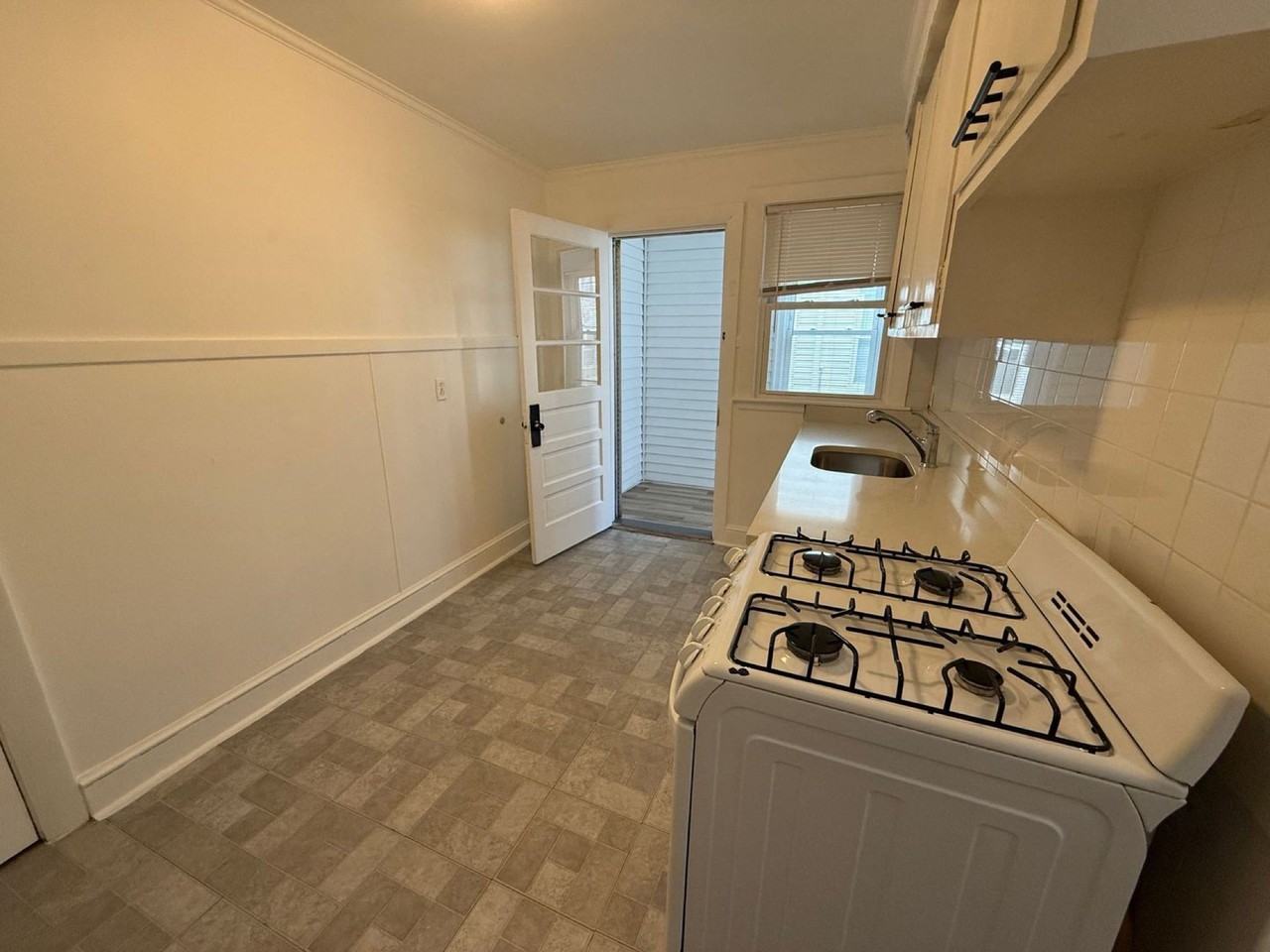 90 Winthrop Shore Dr #3 - Photo 2 of 9