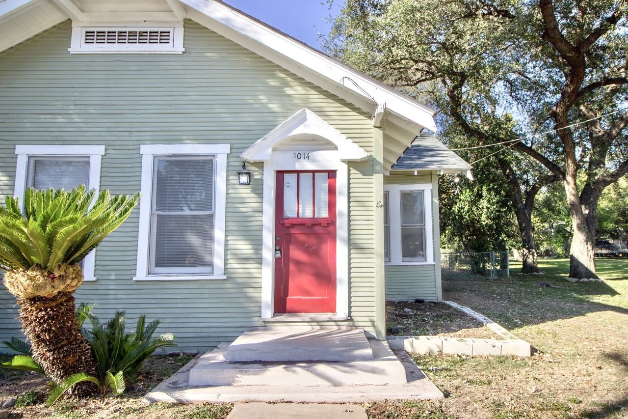 1014 E College St #2 - Photo 2 of 10