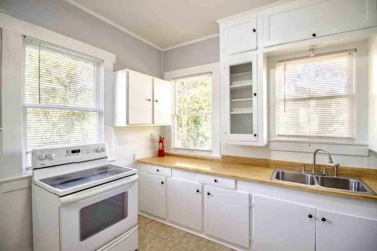 1014 E College St #2 - Photo 3 of 10