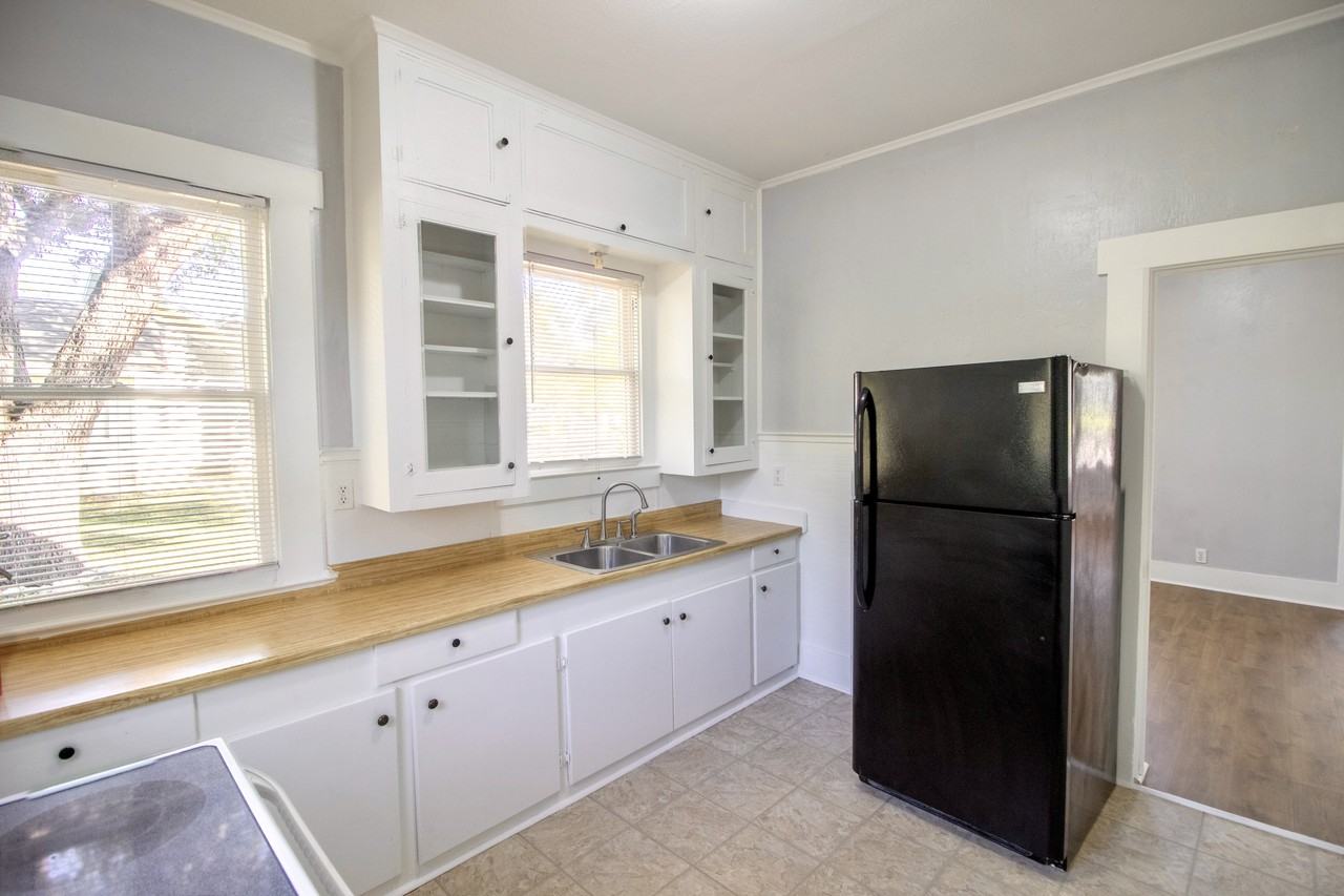 1014 E College St #2 - Photo 5 of 10