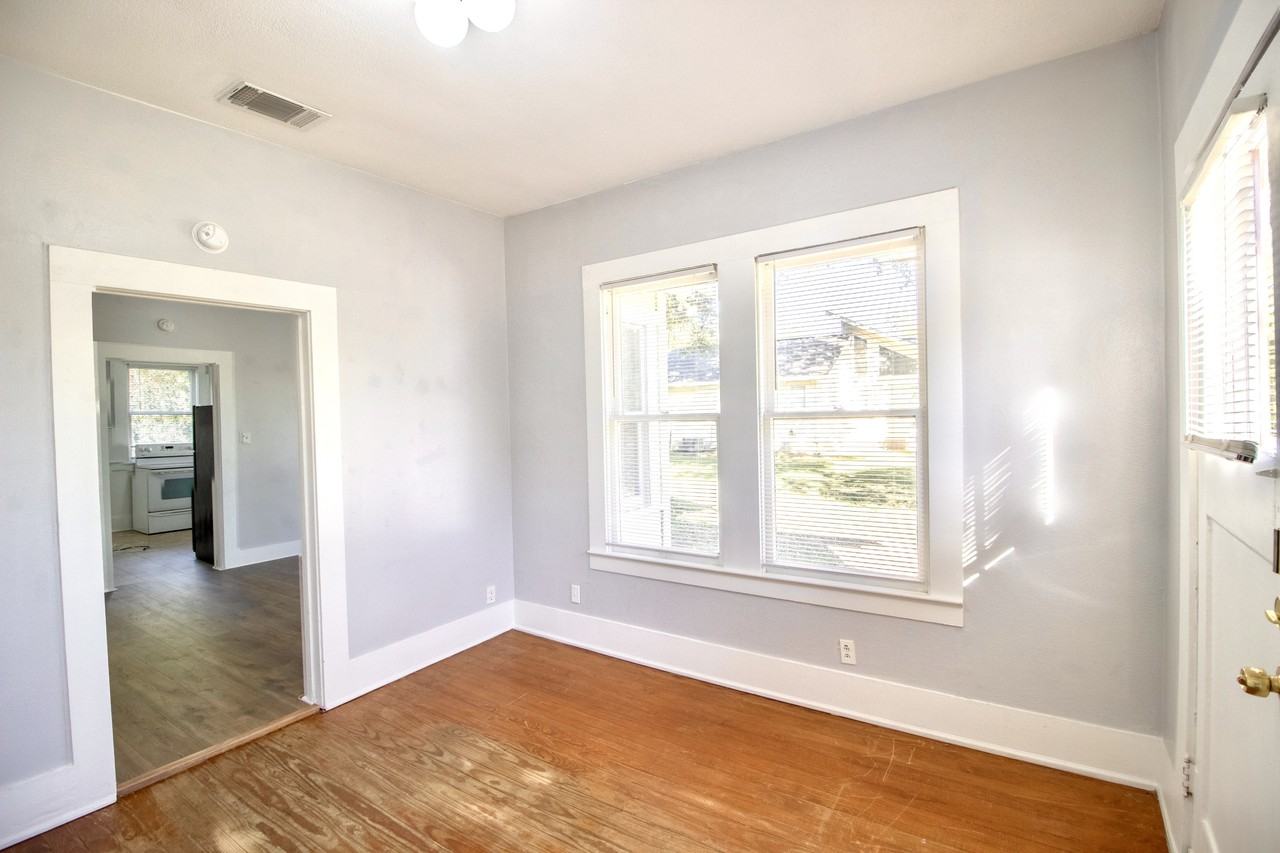 1014 E College St #2 - Photo 6 of 10