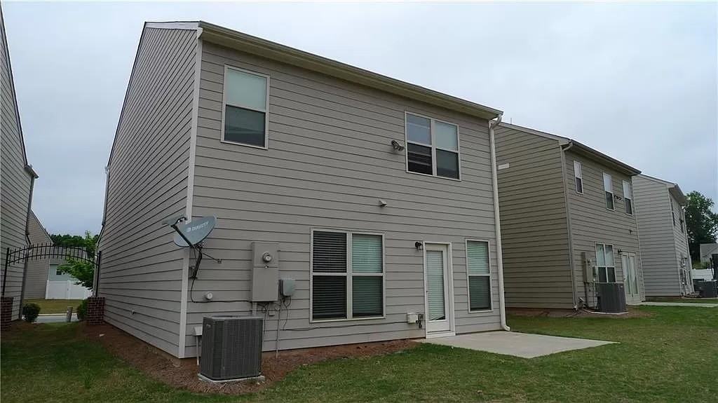 82 Greenfield Dr #1 - Photo 2 of 7