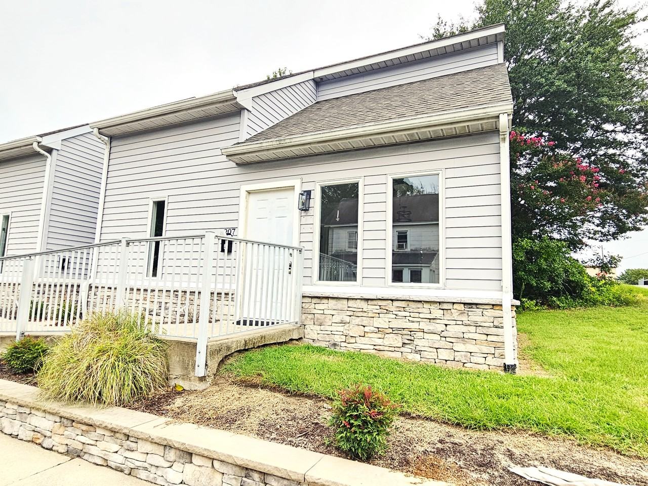 207 Monticello Ave #B - Photo 2 of 17