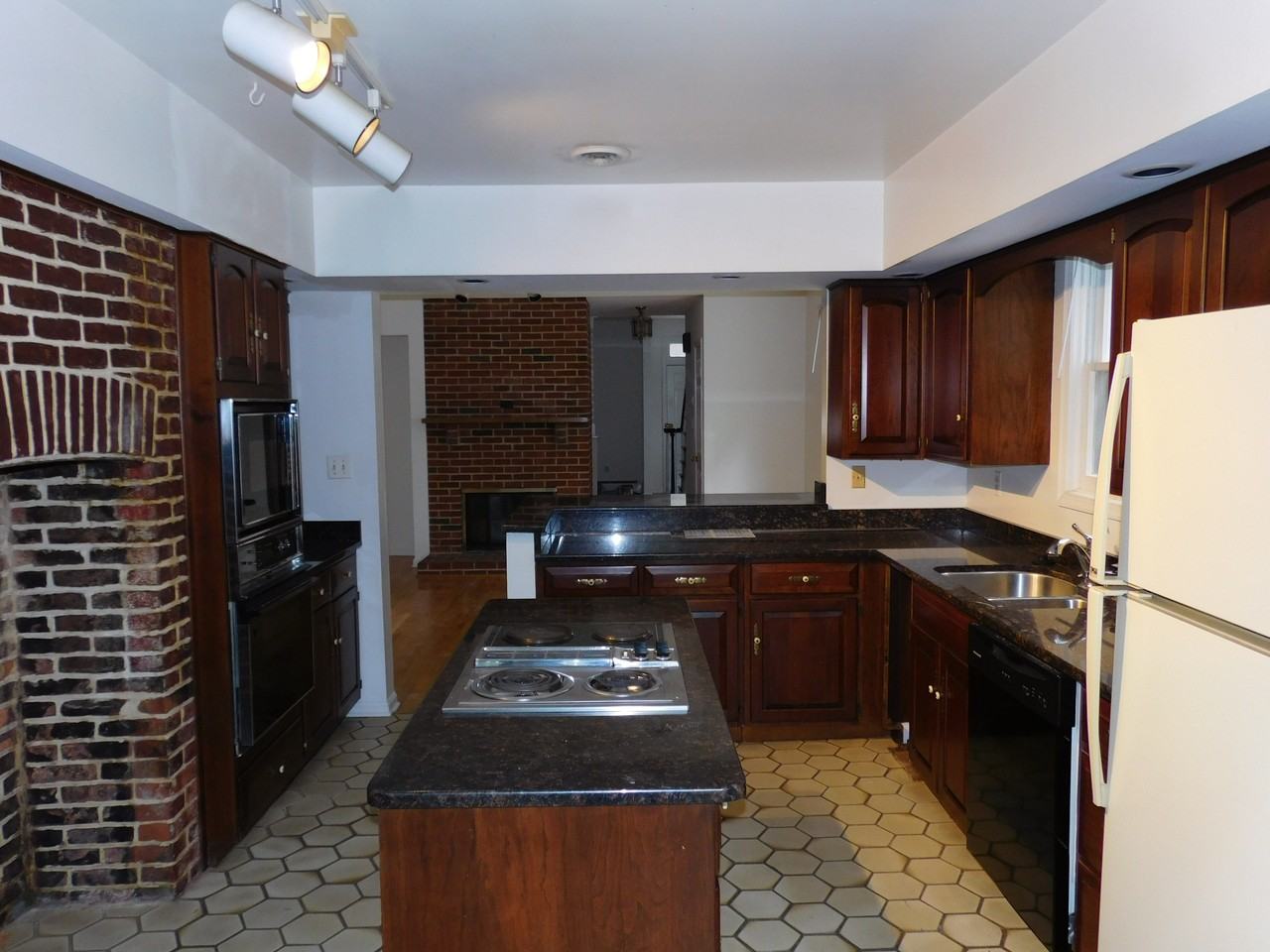 130 Conduit St #1 - Photo 4 of 13