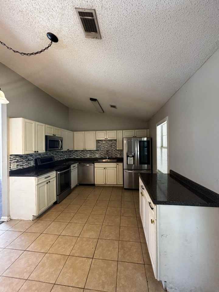 999 Ridgeland Dr - Photo 3 of 10