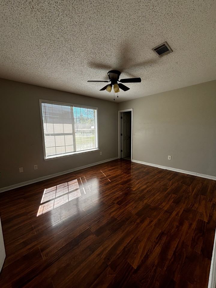 999 Ridgeland Dr - Photo 5 of 10