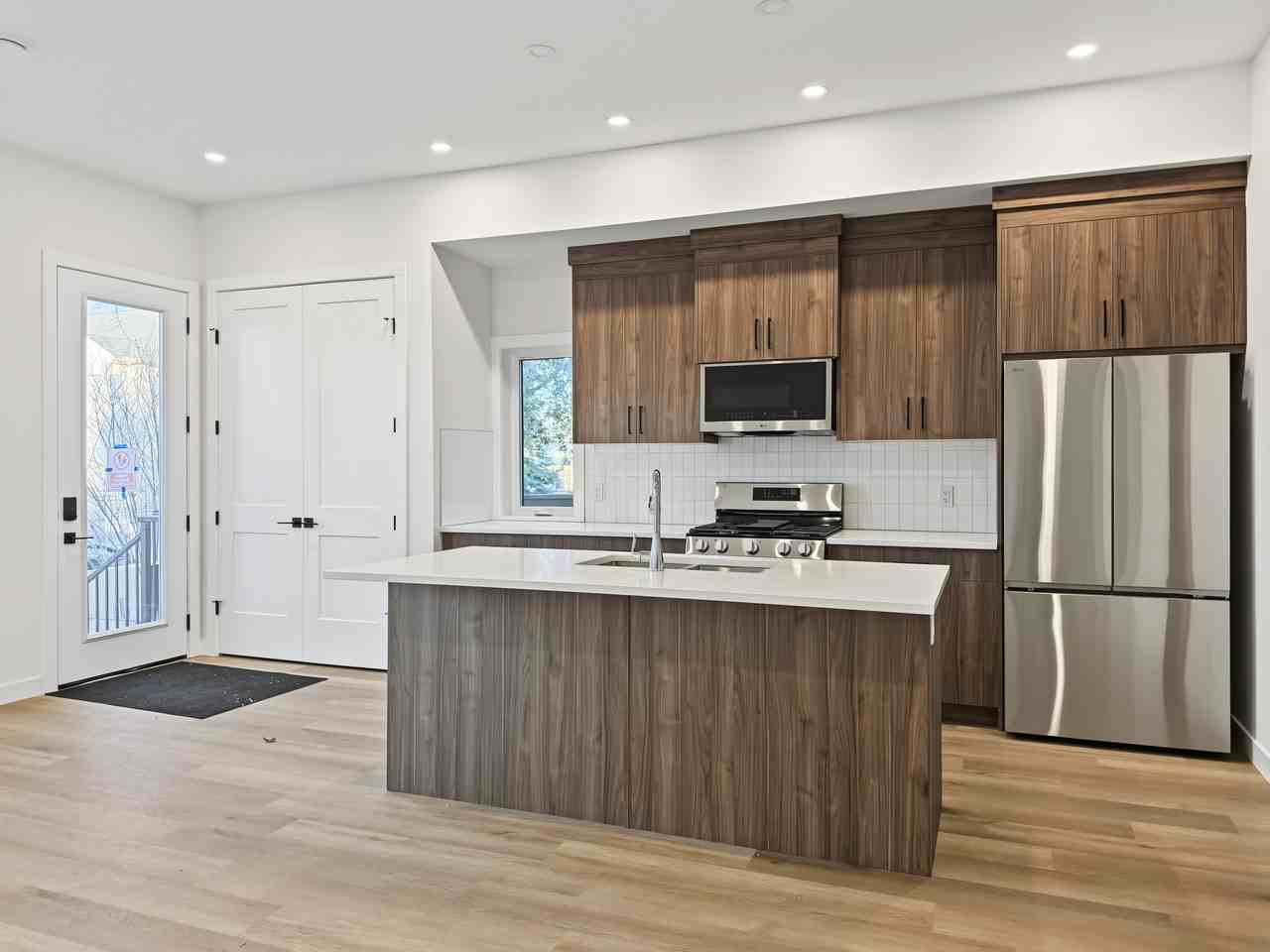447 31 Ave Nw - Photo 5 of 23