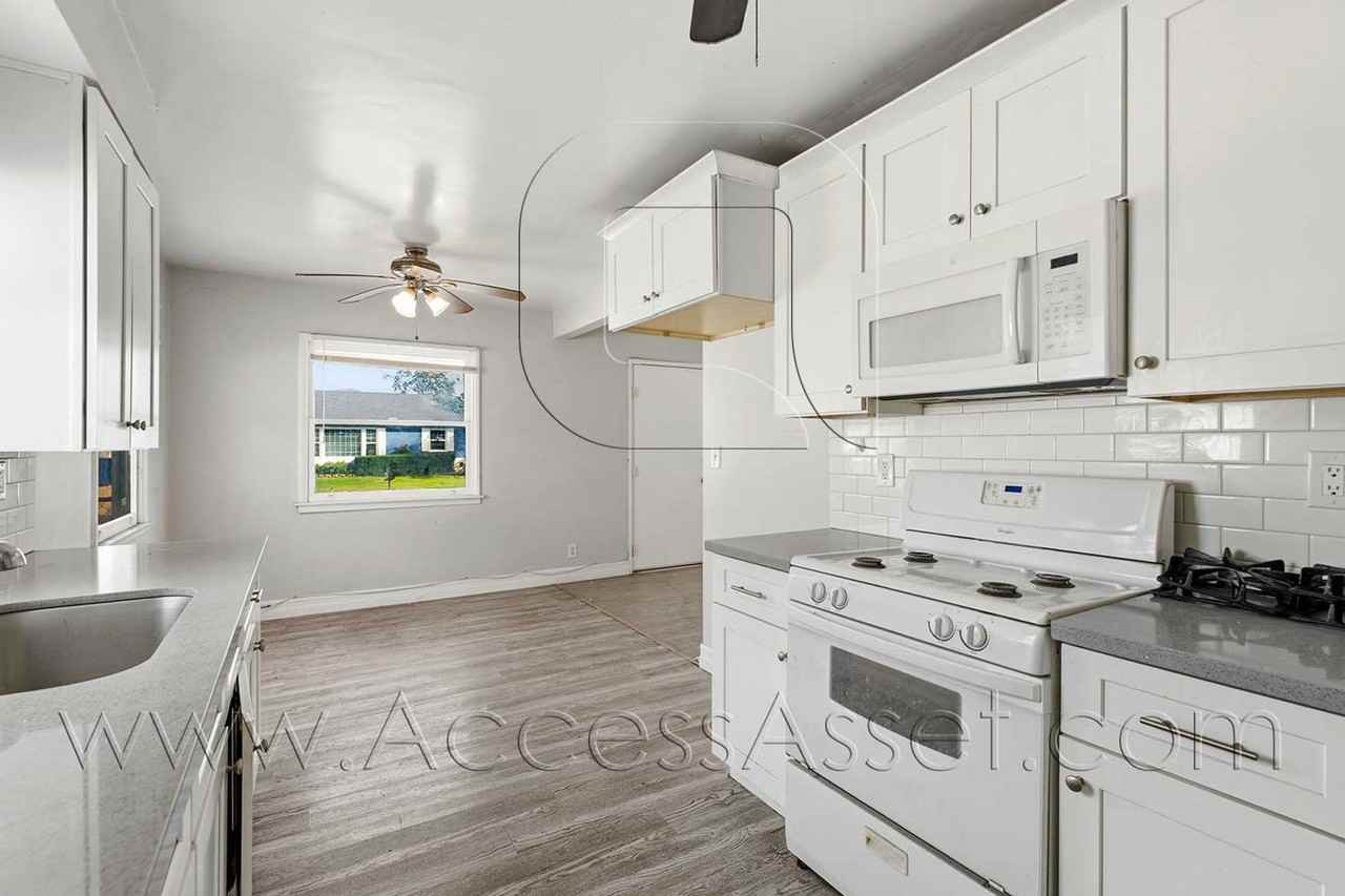 2840 N F St - Photo 5 of 32