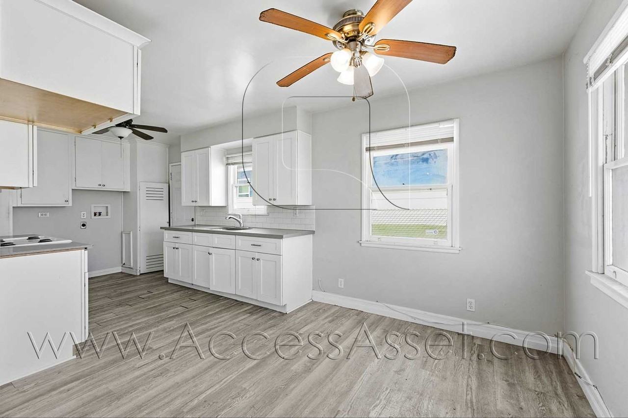 2840 N F St - Photo 6 of 32