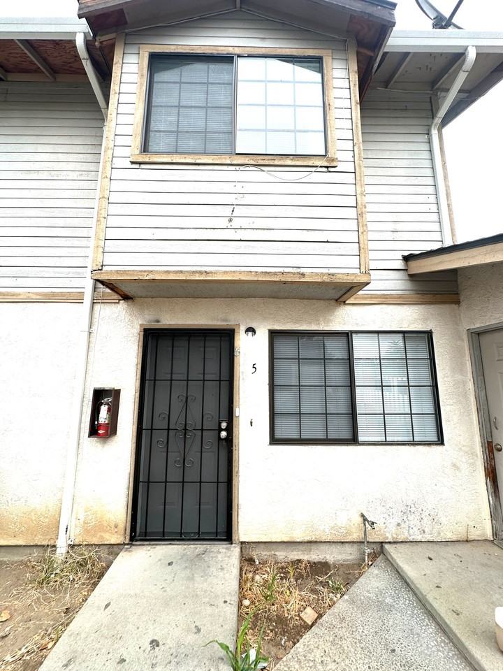 Charming Townhouse in Turlock - Photo 2 of 17