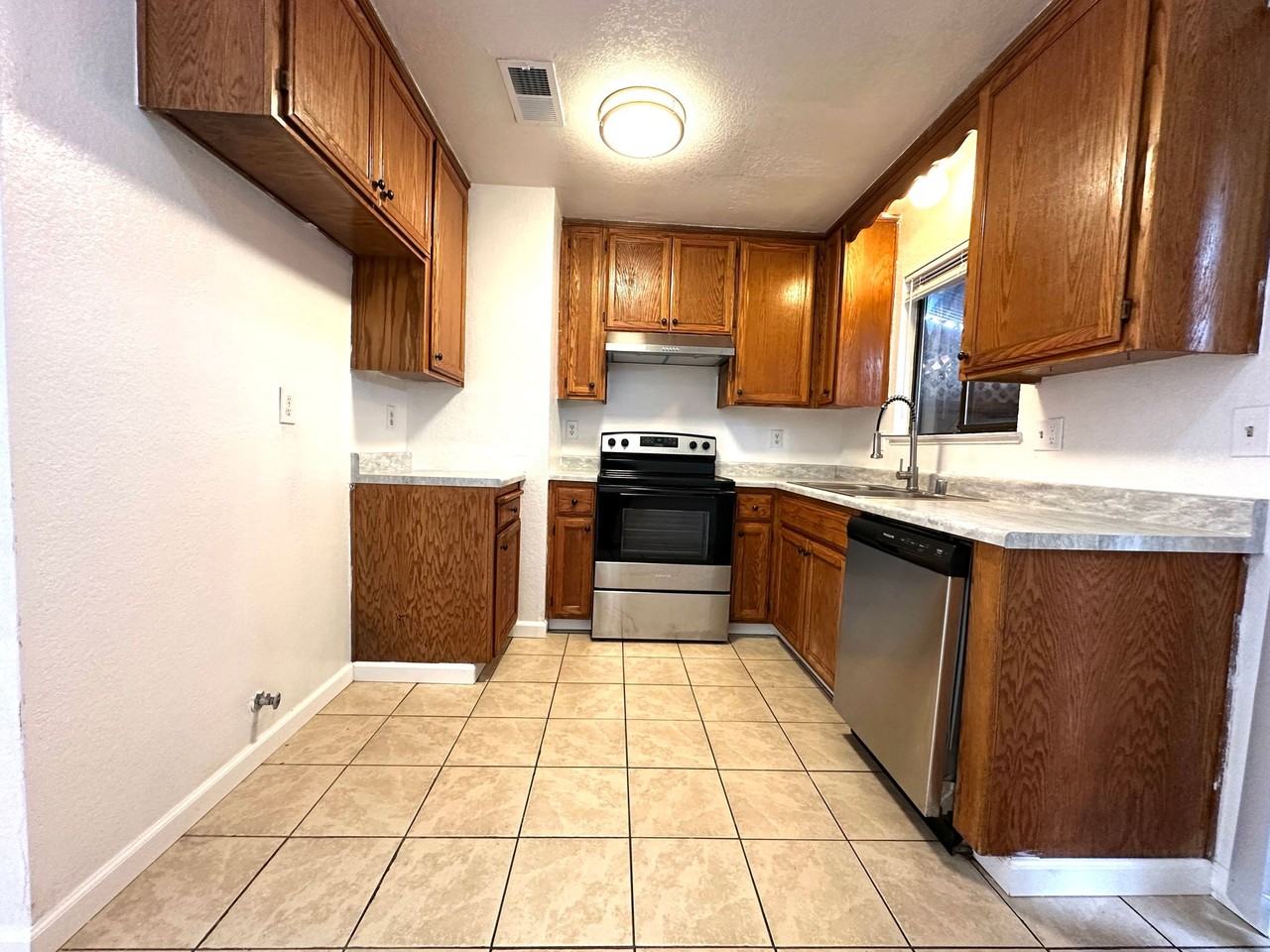 Charming Townhouse in Turlock - Photo 3 of 17