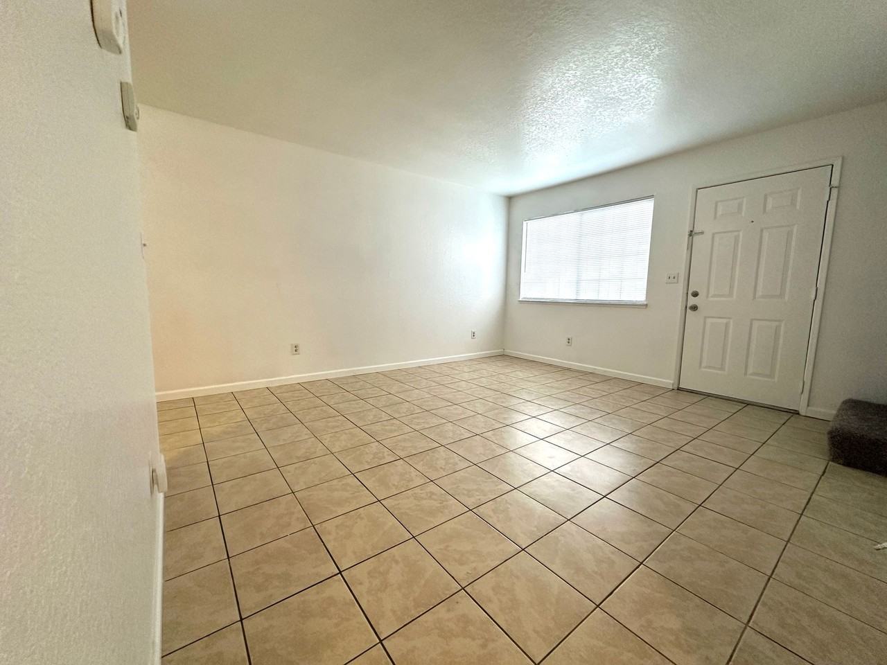 Charming Townhouse in Turlock - Photo 5 of 17
