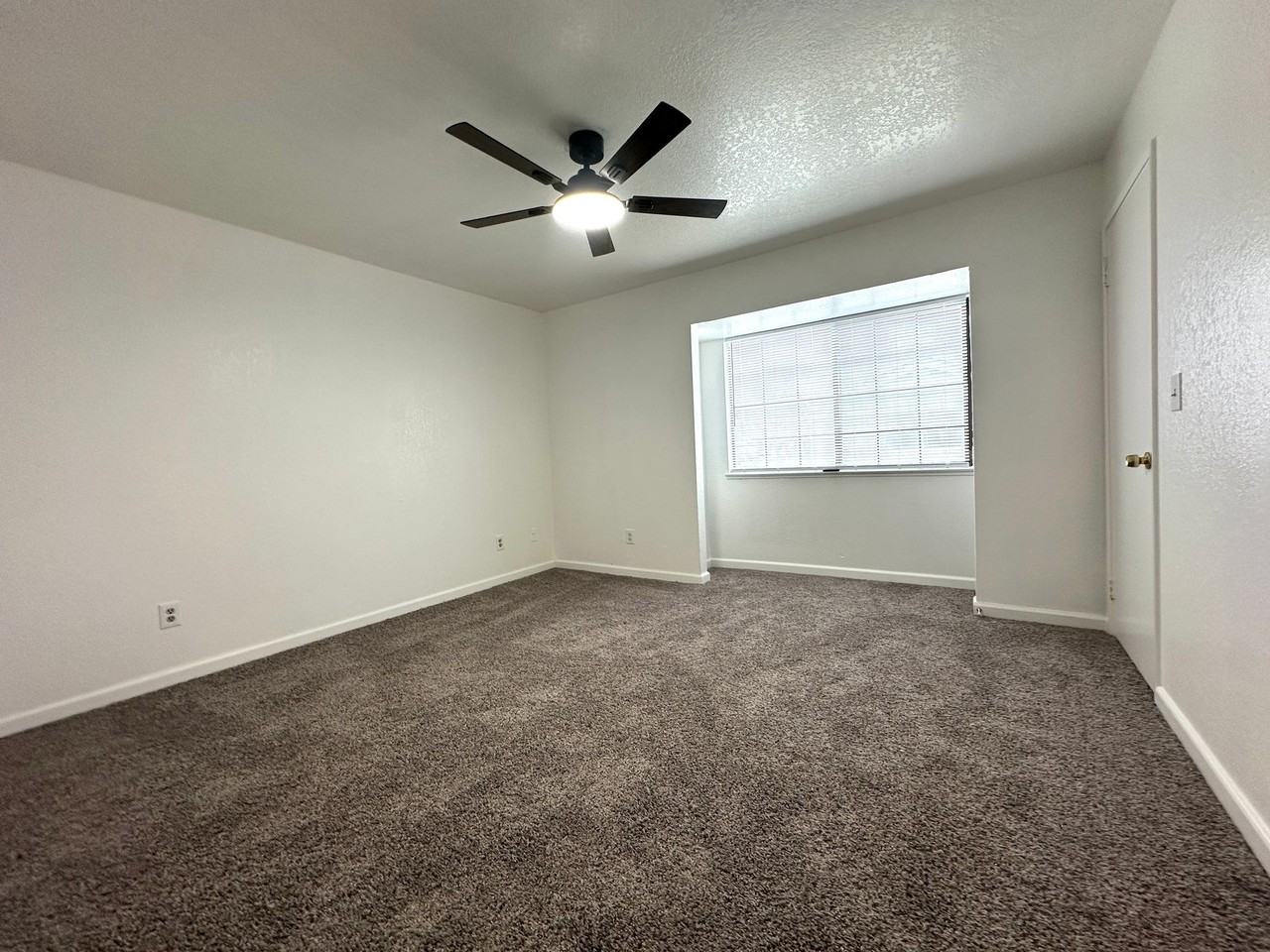 Charming Townhouse in Turlock - Photo 7 of 17