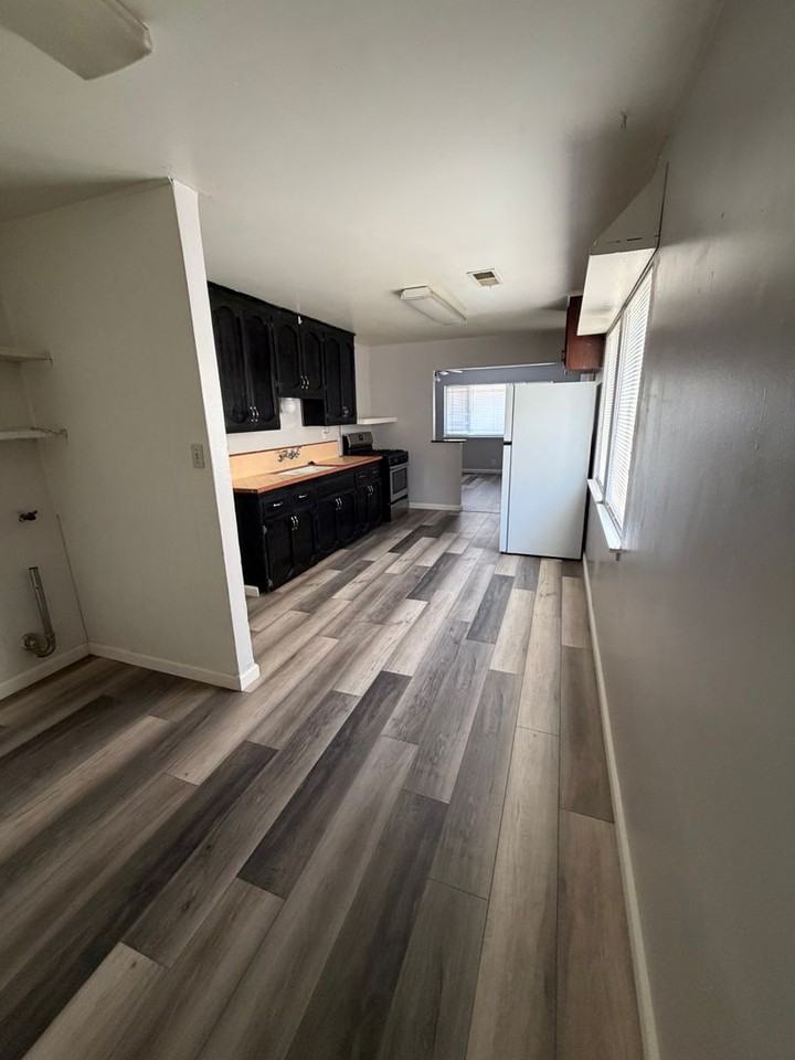 1044 W 24th St - Photo 2 of 16