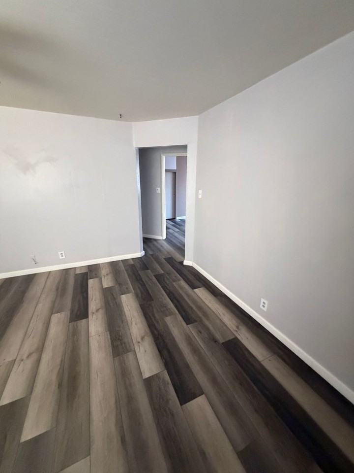 1044 W 24th St - Photo 6 of 16