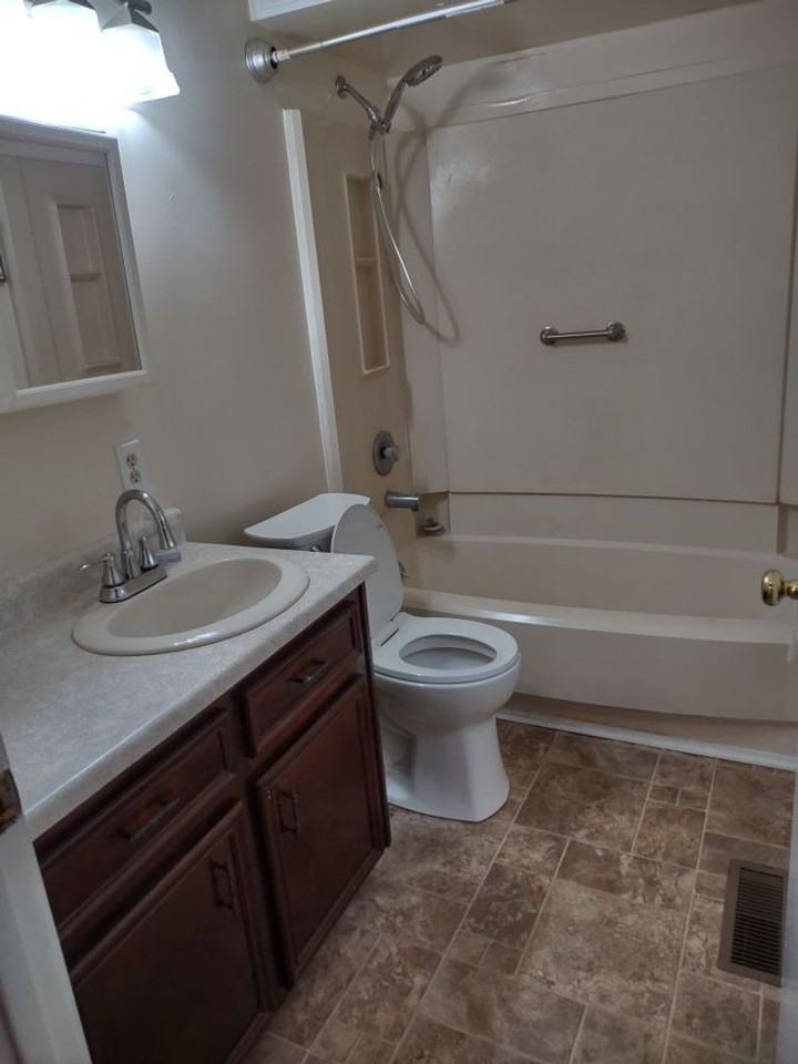 100 Eastman St - Photo 7 of 9