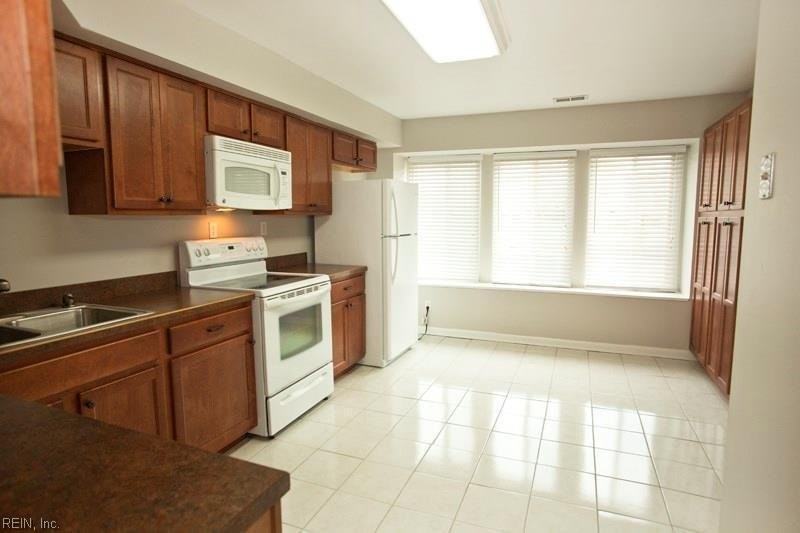 733 Waters Dr - Photo 3 of 26