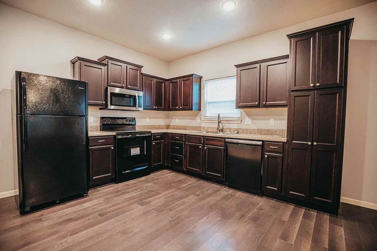 1148 S Maryland Ave - Photo 2 of 17