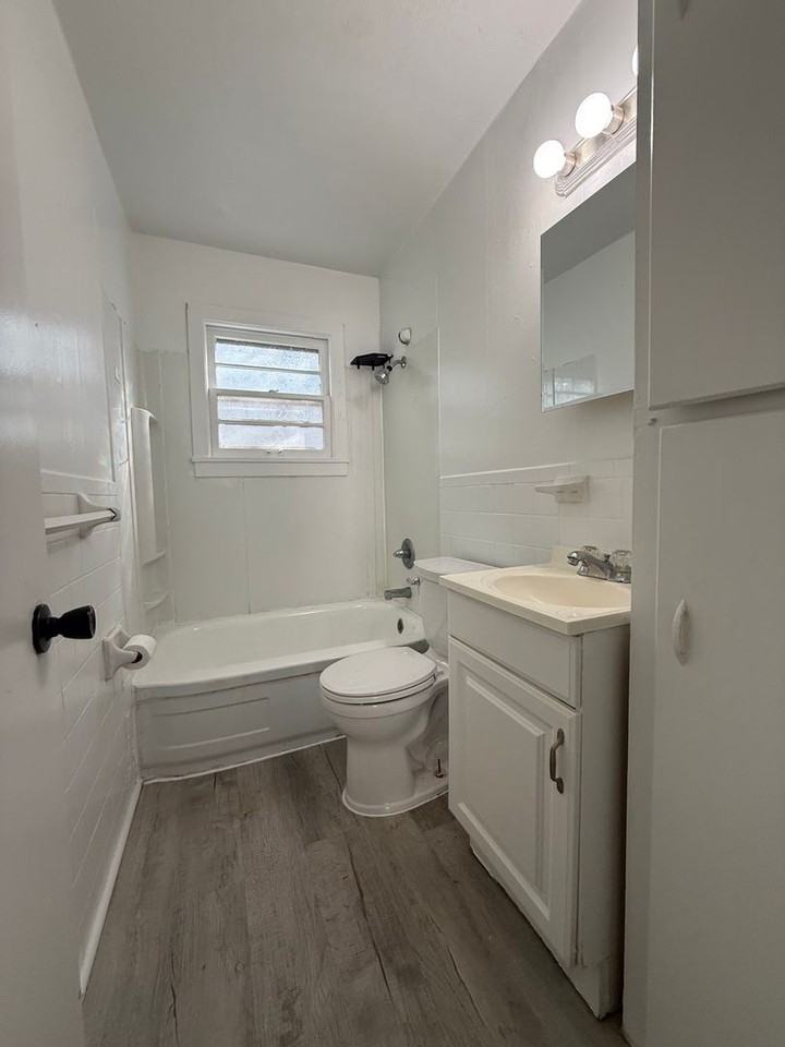 2010 W Scott St - Photo 5 of 9