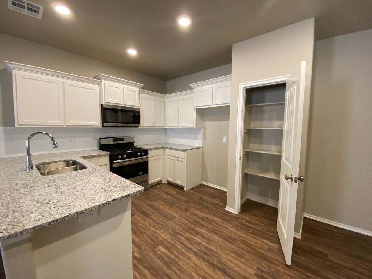 10922 Nw 119th St - Photo 4 of 16
