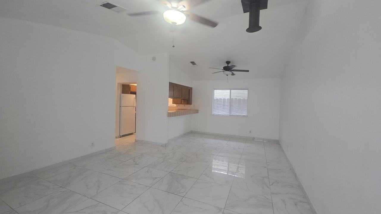1034 Kaweah St - Photo 3 of 10