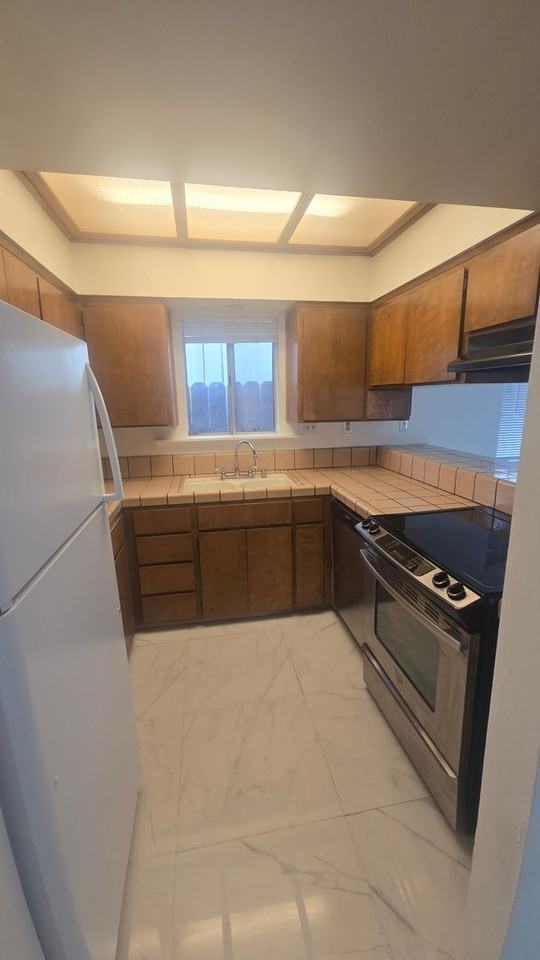 1034 Kaweah St - Photo 4 of 10