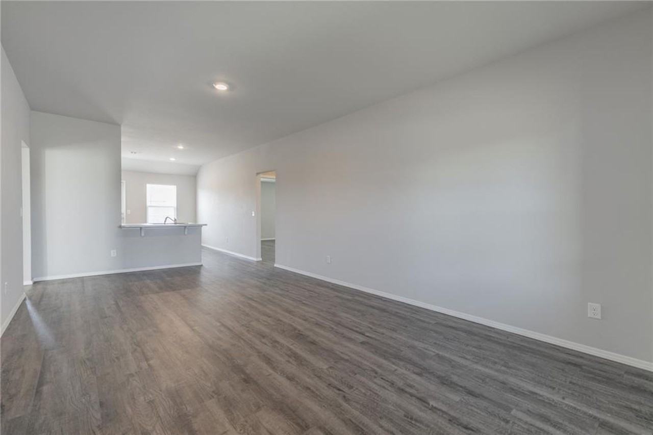 526 Se 3rd Ter - Photo 2 of 28