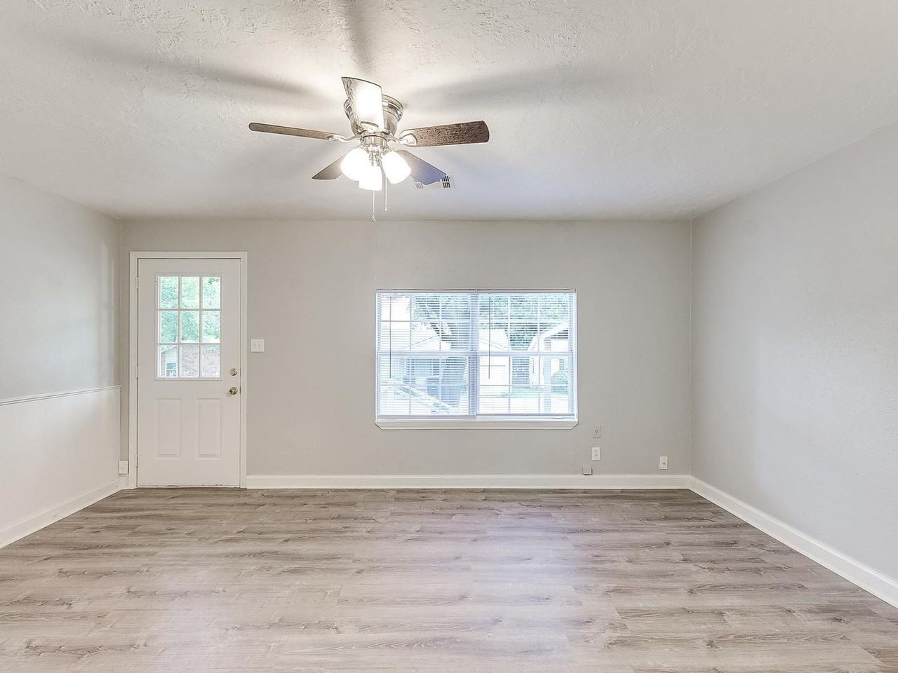 1947 N Louisa Ave - Photo 2 of 32