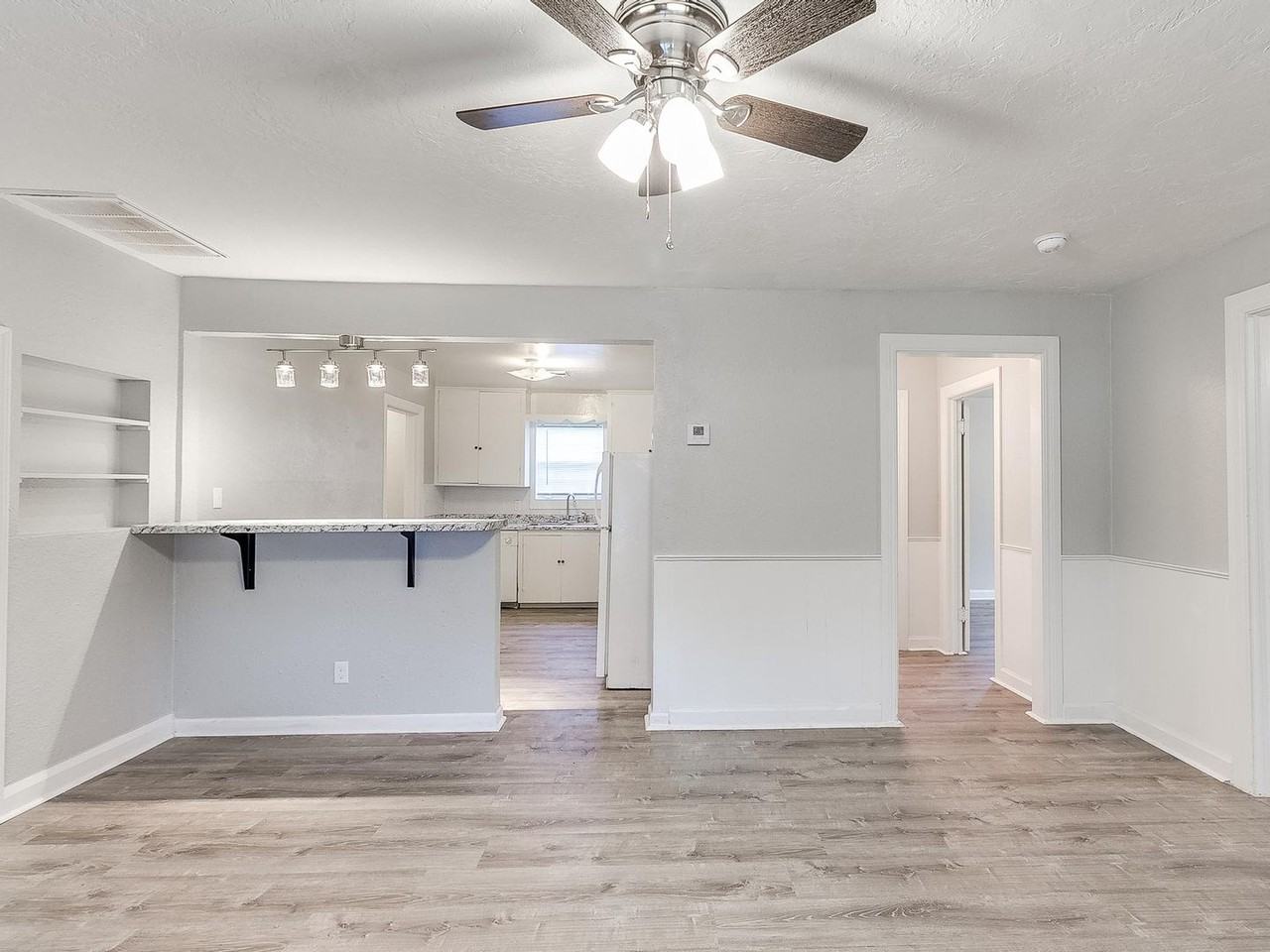 1947 N Louisa Ave - Photo 4 of 32