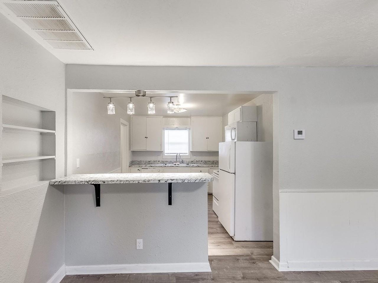 1947 N Louisa Ave - Photo 5 of 32