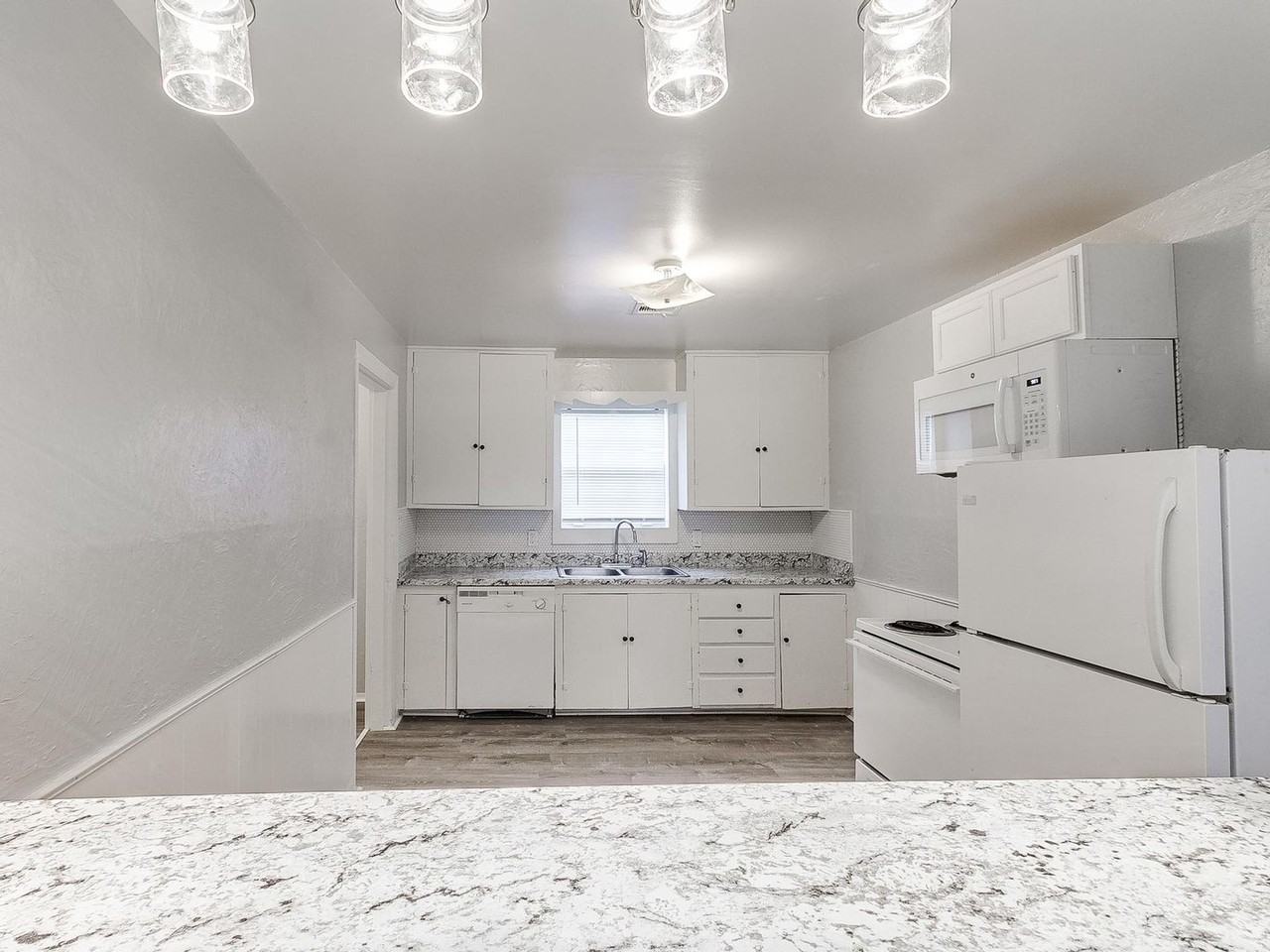 1947 N Louisa Ave - Photo 6 of 32